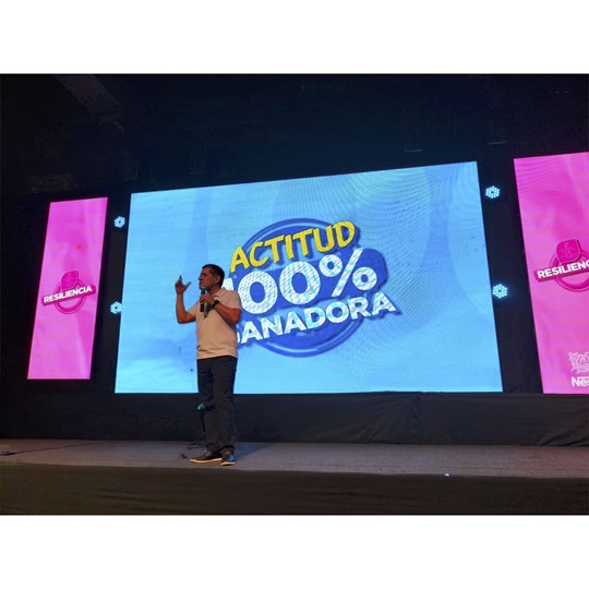 Un consultor y un cliente en una reunión productiva.